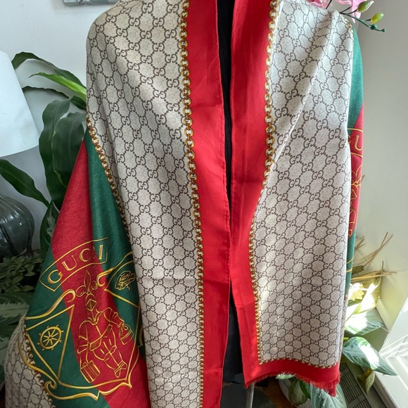 Gucci Crest Monogram Silk Shawl Scarf. - Picture 7 of 16